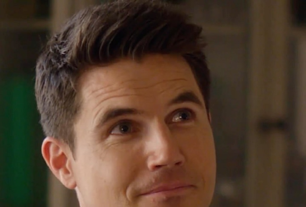 Is Robbie Amell Related To Tom Cruise